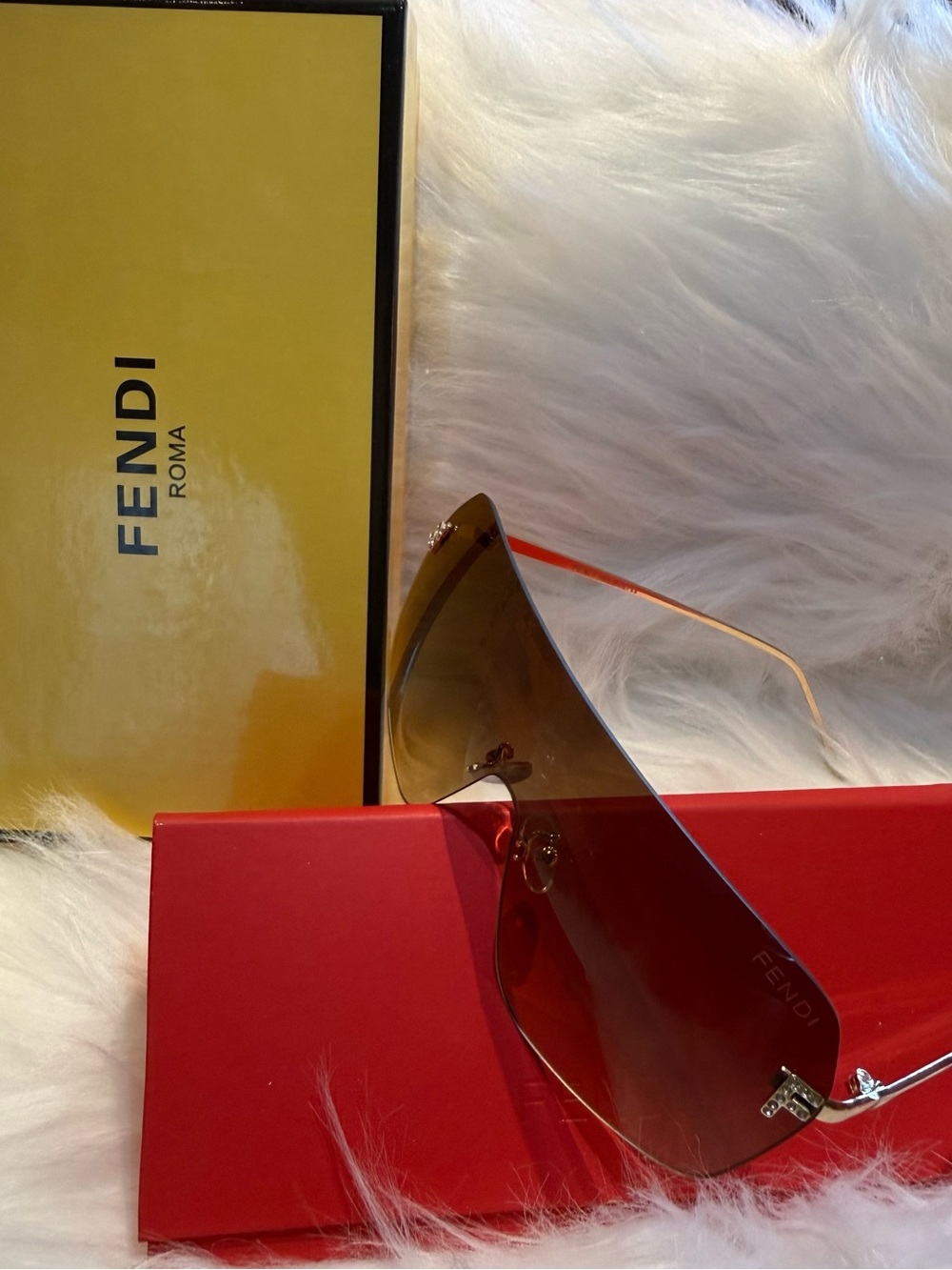 Fendi Red Rimless Shield Sunglasses with Gold Temples - Picture 4 of 4